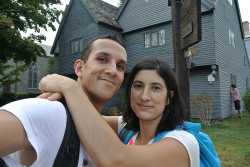 Alex et Marion devant la maison de la sorcière !